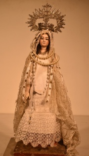 Virgen coronada, papier maché, vestido blanco y collares.