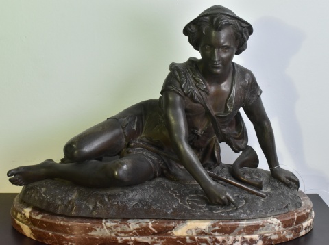 Campesino recostado, escultura de petit bronce, base de mrmol. Alto 39 cm. Frente 53 cm
