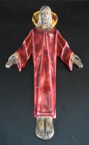 Cristo, relieve de cerámica policromada, firmada C.S. José. Alto 45 cm.
