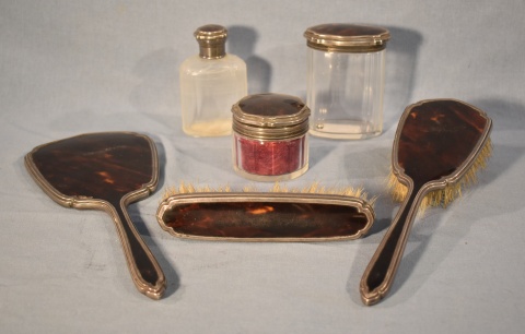 Seis piezas de toilette de la ciudad de Birmingham, 1933. De la casa Mappin & Webb. 3 frascos, 2 cepillos, 1 espejo.
