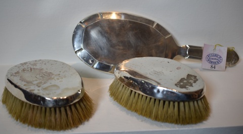 Espejo y dos cepillos con montura de Plata. Cepillos: Londres, 1928. (Espejo art deco frrancés).  