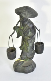 Portadora de vasijas, figura china de bronce patinada.  Alto: 15 cm.  -23-