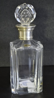 Botellón de whisky de Wright, cuello sellado con virola. Alto: 26 cm.