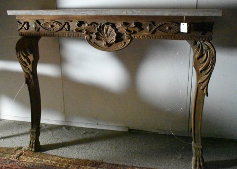 Consola de madera tallada, de estilo rococó italiana; tapa de mármol. Casa Veltri. Frente 102 cm. Alto 89 cm.