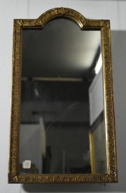 Espejo de pared rectangular, marco dorado. Casa Veltri. Alto 47 cm.
