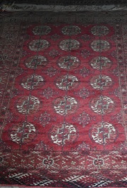 Carpeta boukara con flecos. 151 x 111. Averías.