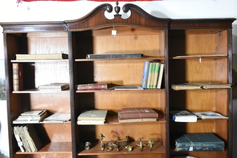 Biblioteca de cedro y caoba estilo inglés, 3 cuerpos con estantes. Casa Veltri. Alto 210 cm Frente 227 cm Prof. 38 cm