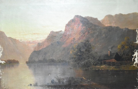 Paisaje lacustre con montañas, óleo sobre tela, firma ilegible; deterioros. Sin marco. Casa Veltri. Mide: 51 x 76 cm.