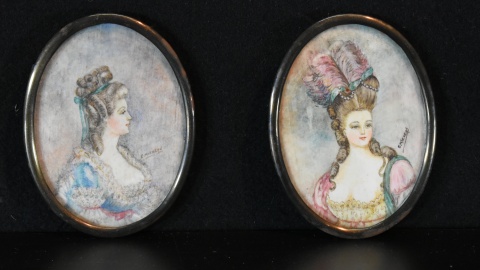 Dos miniaturas enmarcadas, Figuras femeninas, firmadas E. MICHEAU. alto 9,5 cm. Casa Veltri.