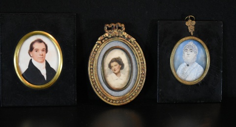 Tres miniaturas distintas. Retratos, enmarcados. Dos pintadas. Casa Veltri.