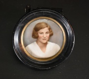 Retrato de Mujer, Witcomb 1933. Bs. As. miniatura circular sobre porcelana. Dim. 5 cm. Casa Veltri.