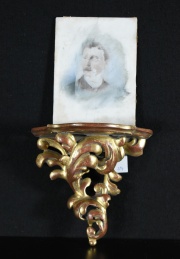 Mnsula pequea de madera dorada (17 cm) y Retrato de Caballero sobre placa de porcelana (boceto). 2 Piezas. Casa Veltr