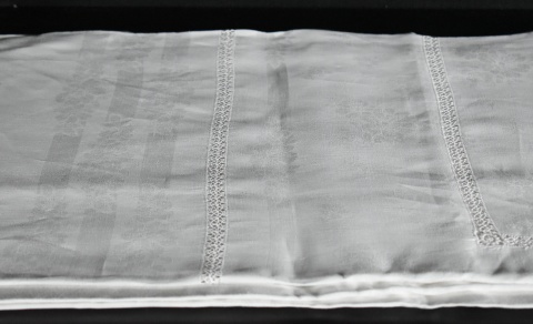 Mantel de hilo blanco, guardas caladas, de 270 x 166 cm. con 12 servilletas.