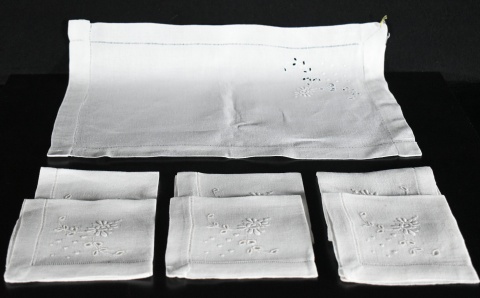 Ocho Individuales con 8 servilletas; de hilo blanco con decoración de flores.