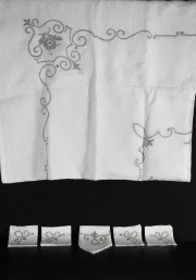 Mantel color natural bodado 137 x 127 cm. con 6 servilletas y 6 servilletas de té.