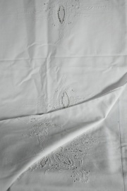 Mantel blanco bordado 288 x 145 cm.