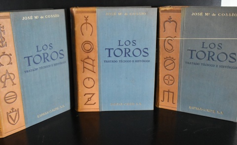 COSSIO, Jos M. de 'Los Toros', E.Calpe 1960. Enc. en tela con lomos de cuero. 3 vol.