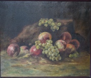 E.F.D. Naturaleza muerta con duraznos y uvas, óleo 61 x 50,5 cm.