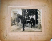 Policía Montada. Antigua fotografía tomada por José, LA VIA, en San Luis, año 1916, mide: 16 x 11.5 cm.