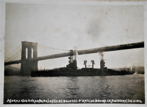 Acorazado Rivadavia. Fotografía del buque argentino, pasando por debajo del puente de Brooklyn en New York. año 1914,