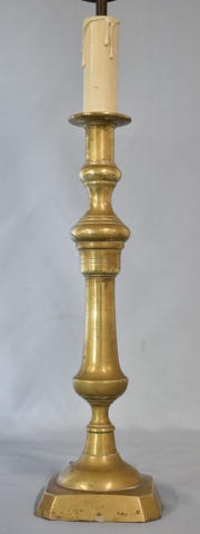 Candelero de bronce, alto 55 cm., transformado en lámpara 3 luces. (Con porta pantalla). Sin pantalla.
