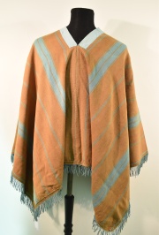 Poncho Alto peruano de verano. Mediados del XIX. Realizado en finísimo algodón. Fondo marrón y listas turquesa.