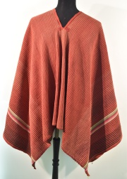 Poncho Altoperuano. Fin del XIX. Realizado en lana de alpaca. Totalmente listado,