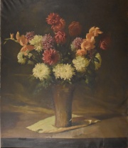 Vaso con flores, firmado J. A. Viana, deterioros.