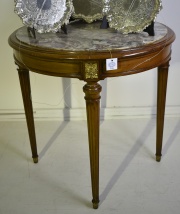 Mesa estilo francés circular, tapa de mármol restaurada. Diámetro. 75 cm. Aplicaciones de bronce.