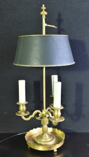 Lámpara bouillotte de bronce dorado, con pantalla regulablede metal patinada verde. Alto 56 cm. Francia.