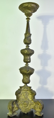 Candelero de bronce, transformado en lmpara 3 luces. (Con porta pantalla). Sin pantalla.