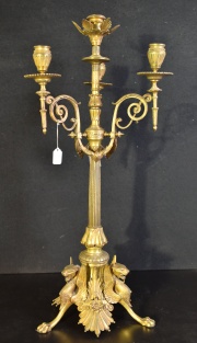 Candelero de madera con chapas de bronce repujadas, decoración cruces y ángeles, 1 vela. Abolladuras. Alto 81 cm
