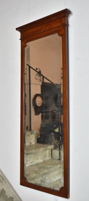 Espejo rectangular estilo inglés, marco madera lustrada. 120 x 48 cm.