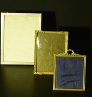 Marcos portarretratos distintos (1 de metal y 2 de bronce dorado y cincelado). Rectangulares.