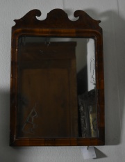 Antiguo Espejo de pared, averías, con marco madera de nogal. Mide 46 x 30 cm.
