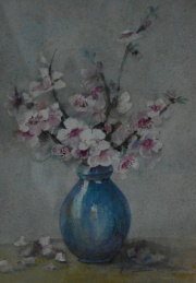 Vaso azul con flores, acuarela firma ilegible. Mide: 35 x 25 cm.