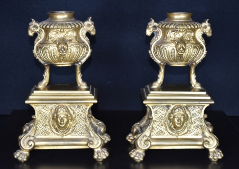 Par de Vasos sobre Pedestales, de bronce dorado con cabezas de carneros y mascarones femeninos. . Faltantes. Alto 35 cm.
