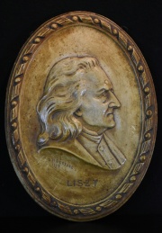 Placa oval en relieve de yeso patinado, Busto de Liszt. Firmado S.H.Bedford, 1929. Alto: 36 cm.
