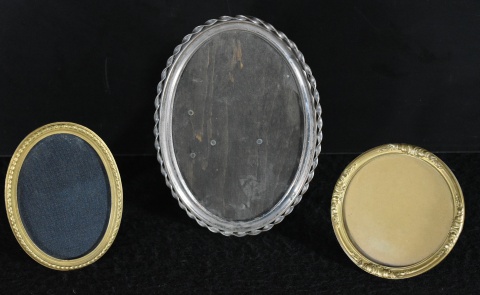 Tres Marcos portarretratos distintos. De bronce con decoración de guardas. El mayor 17 cm. (1-1-1)