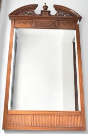 Espejo ingles, marco madera de cedro lustrado. Alto 126 cm. Frente 76 cm.