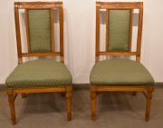 Dos sillas Biedermeier, madera rubia. Tapizado romboidal verde.