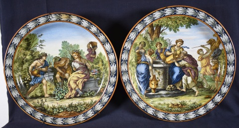 Platos cerámica Ginori Italianos, uno restaurado. Diám. 40 cm.
