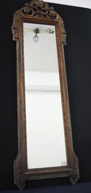 Espejo rectangular, marco patinado y lustrado.