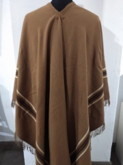 Poncho marrón claro con 2 listas en beige y marrón oscuro. Flecos con desperfectos. 205 x 130 cm.