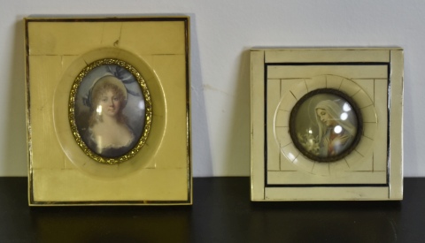 Dos Miniaturas, Láminas de La Virgen y Mujer, enmarcadas.