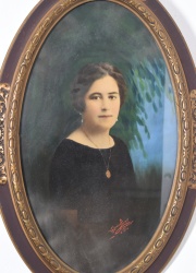 Retrato de Señora, fotografía oval coloreada, V. D. Cordon .... T. Lauquen X-XIV. Alto 47 cm.