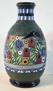 Vaso AMPHORA, de cerámica Checoslovaca policromada. Alto 31 cm. Marca de origen en la base.