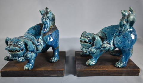 Par de leones de Fo chinos, cerámica turquesa. Uno restaurado; con bases.