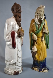 Dos ancianos chinos en cerámica, mantos blanco y ocre. 35 cm.