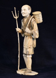 Pescador con tridente, escultura tallada, japonesa. Alto: 27 cm. Pequeños desperfectos.